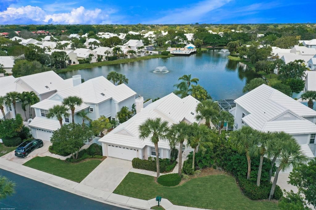 Photo of 32 Dorchester Circle, Palm Beach Gardens, FL 33418 (MLS # R10878534)