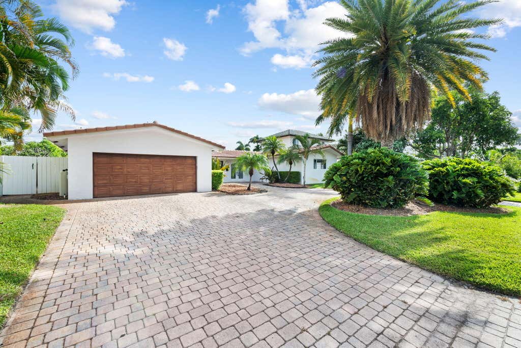 Photo of 2011 NE 55TH Street, Fort Lauderdale, FL 33308 (MLS # B26053557)