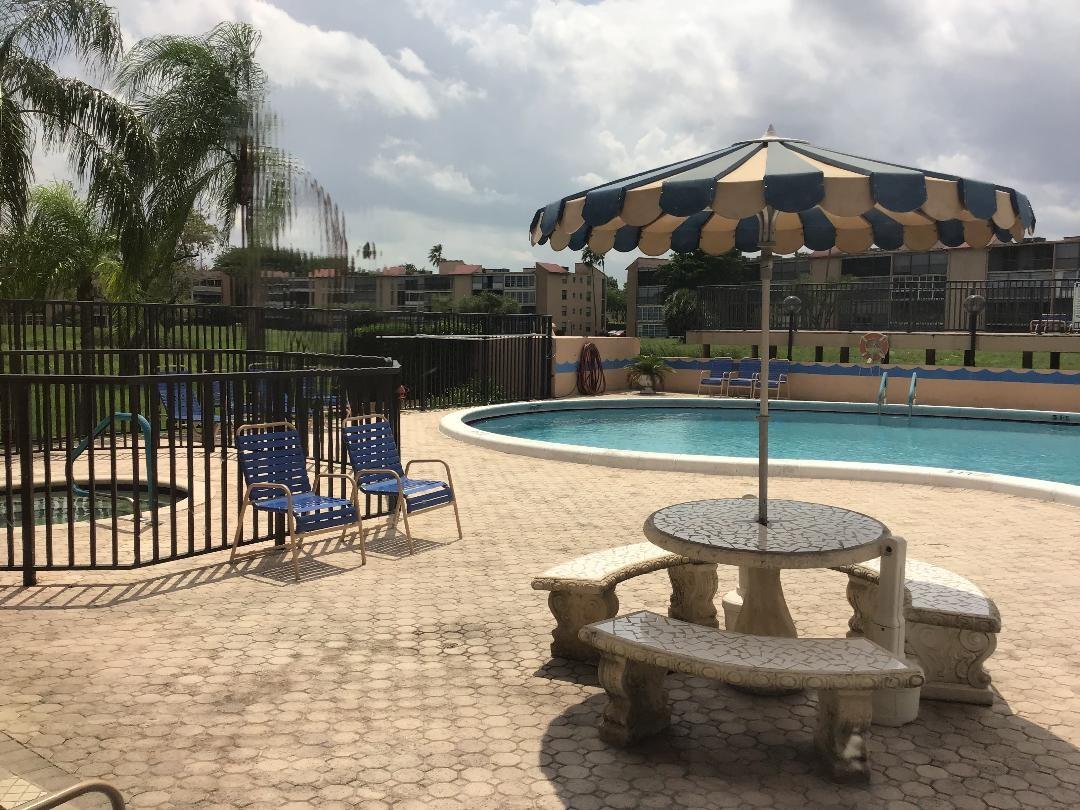 PALM LAKES - Residential