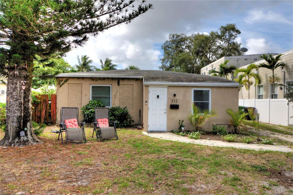 Photo of 312 SW 16th St, Fort Lauderdale, FL 33315 (MLS # F10390259)