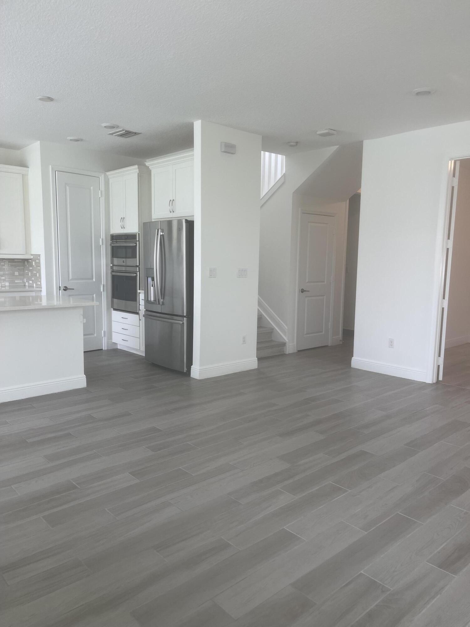 CRYSTAL LAKE 1ST SEC - Residential Lease