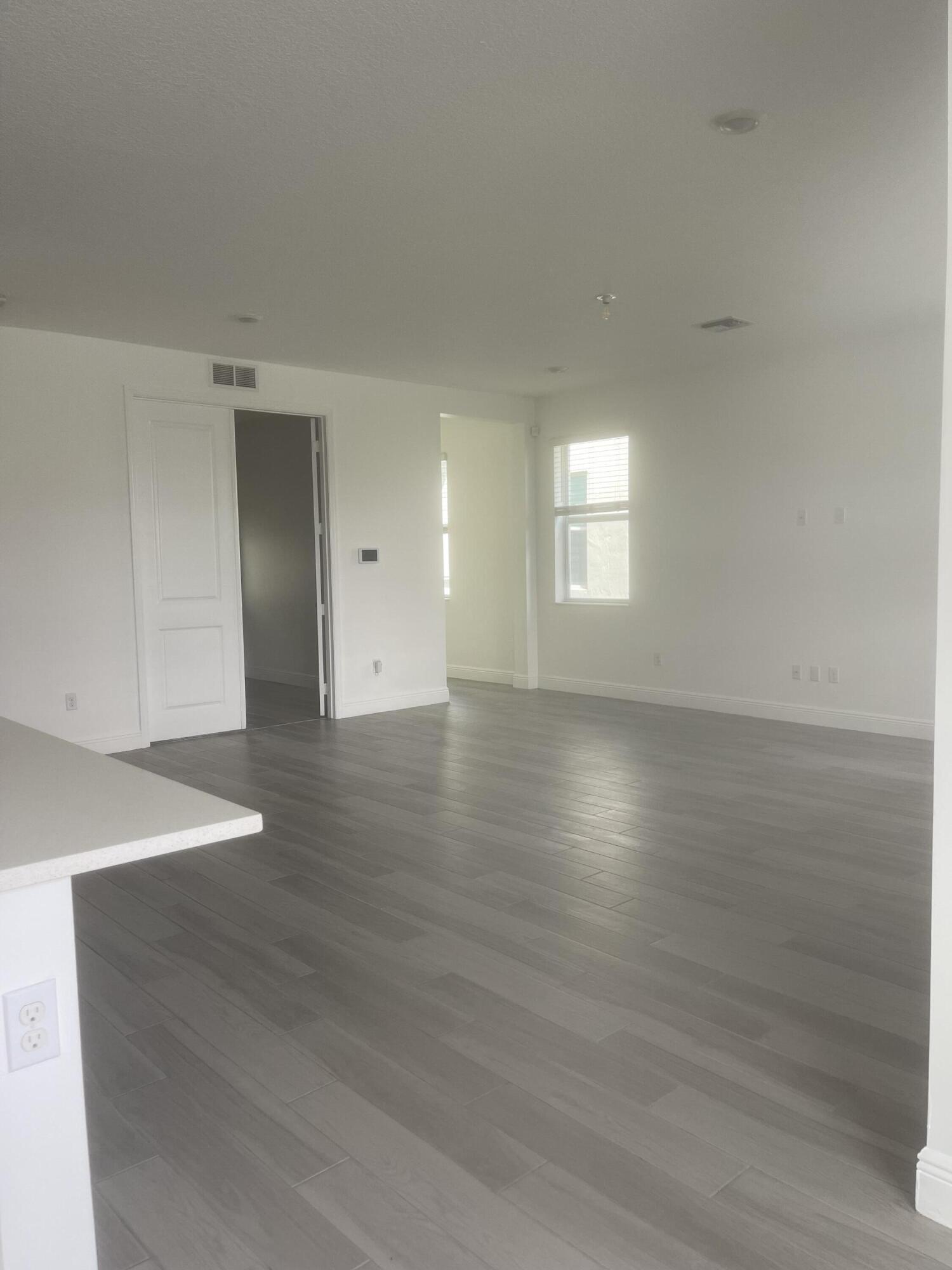 CRYSTAL LAKE 1ST SEC - Residential Lease