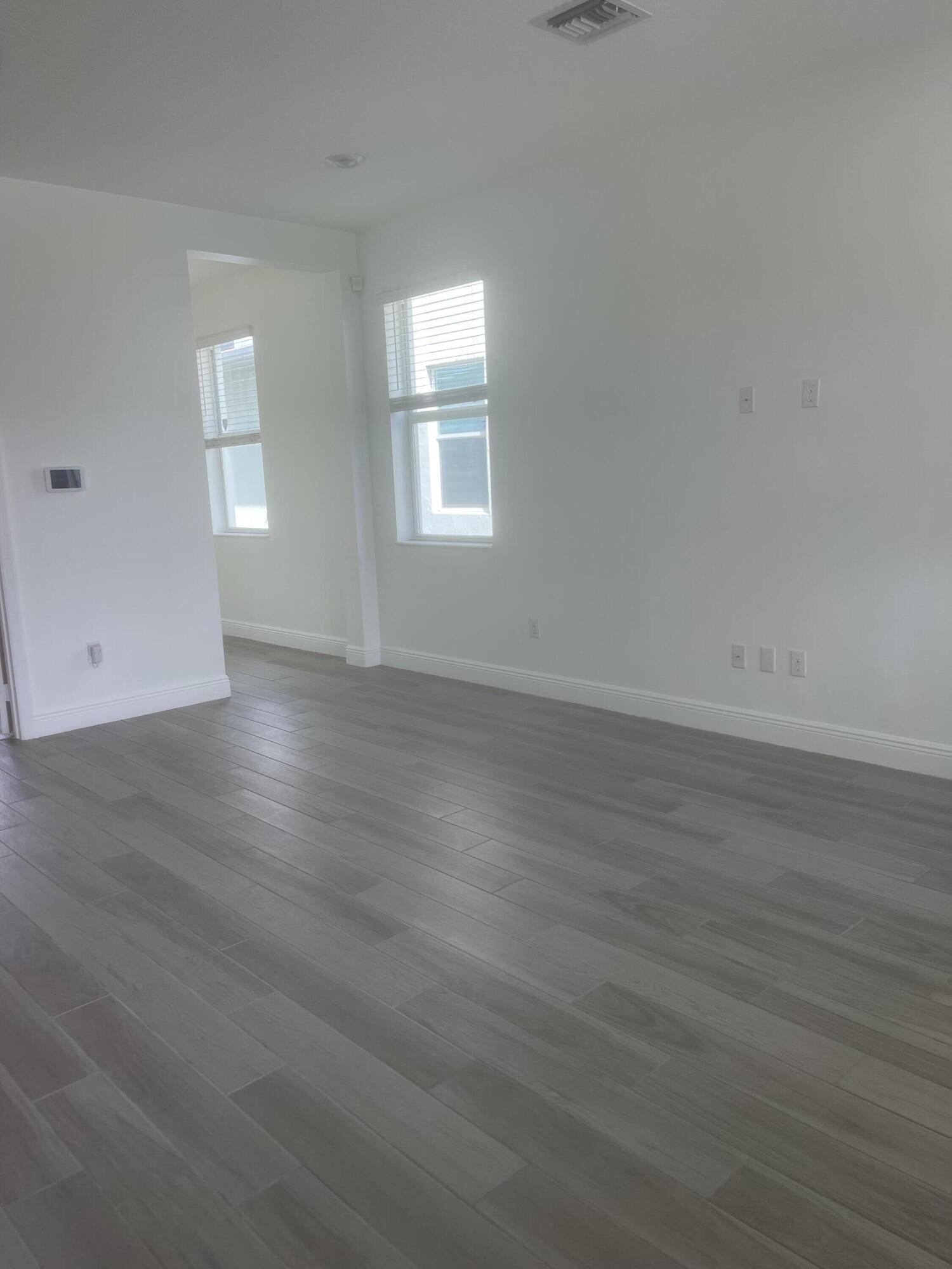 CRYSTAL LAKE 1ST SEC - Residential Lease