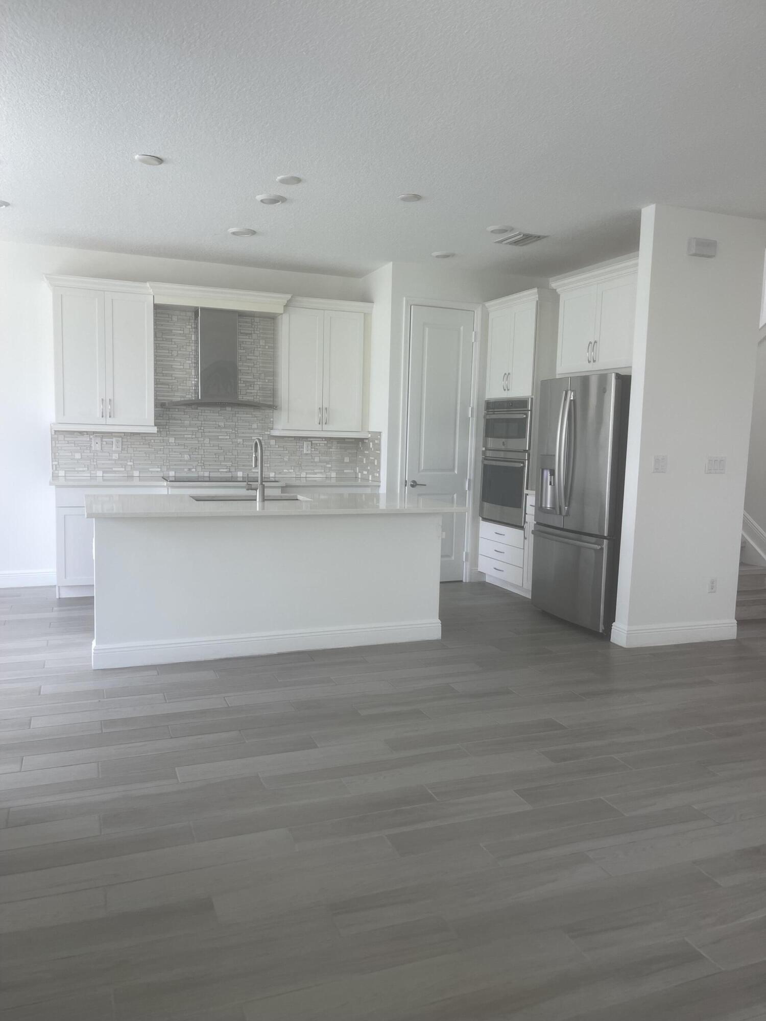 CRYSTAL LAKE 1ST SEC - Residential Lease