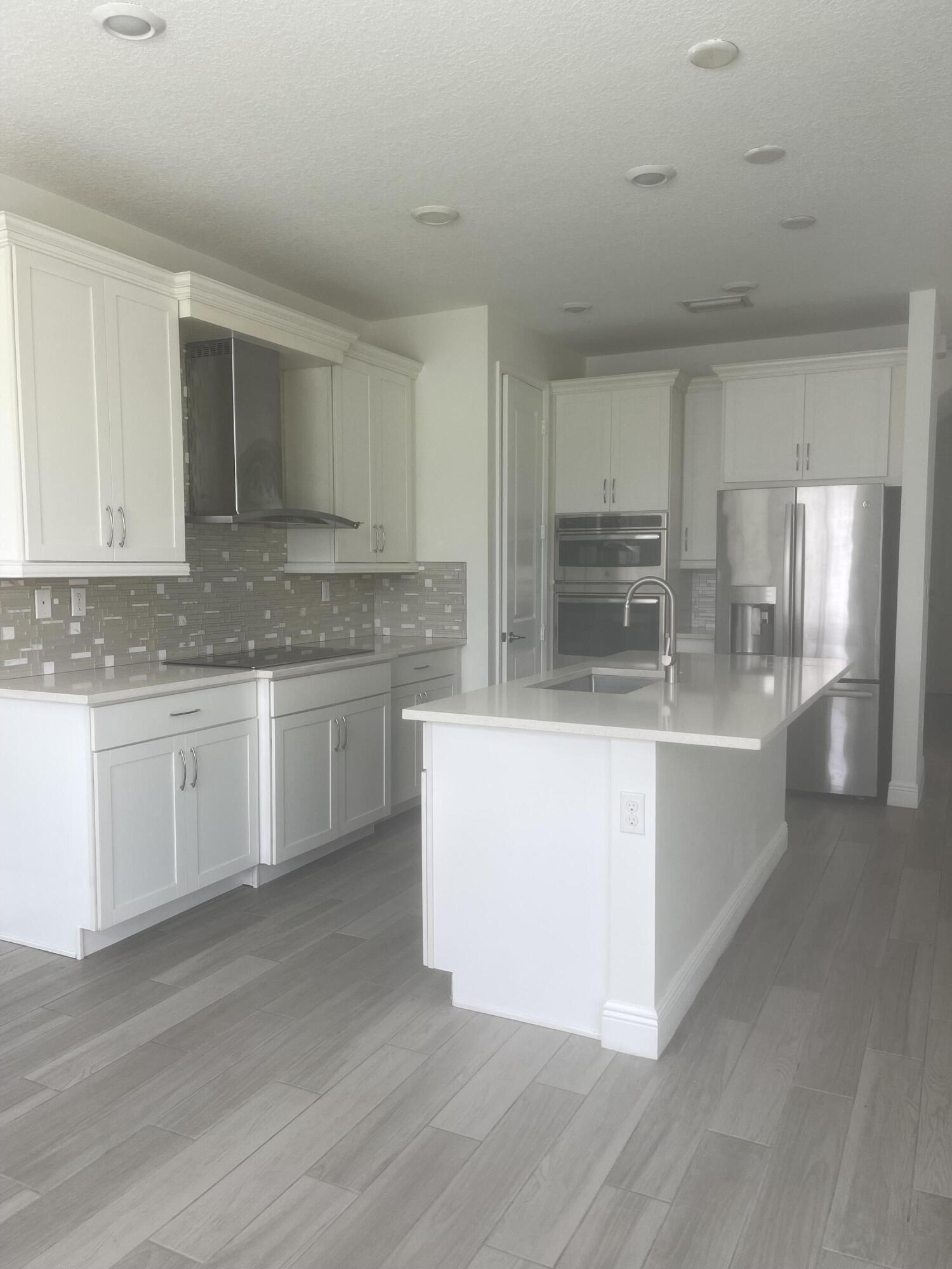 CRYSTAL LAKE 1ST SEC - Residential Lease