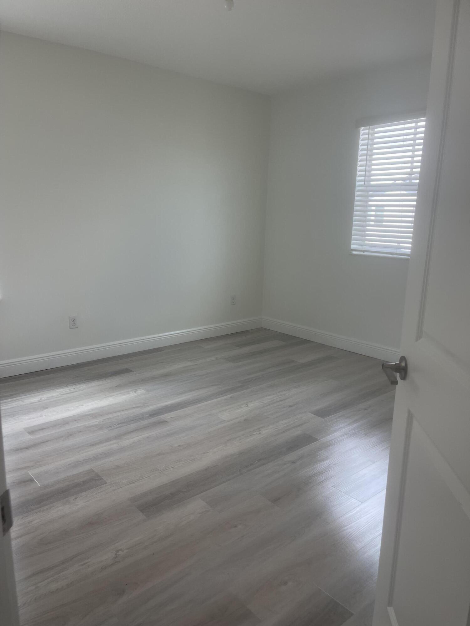 CRYSTAL LAKE 1ST SEC - Residential Lease