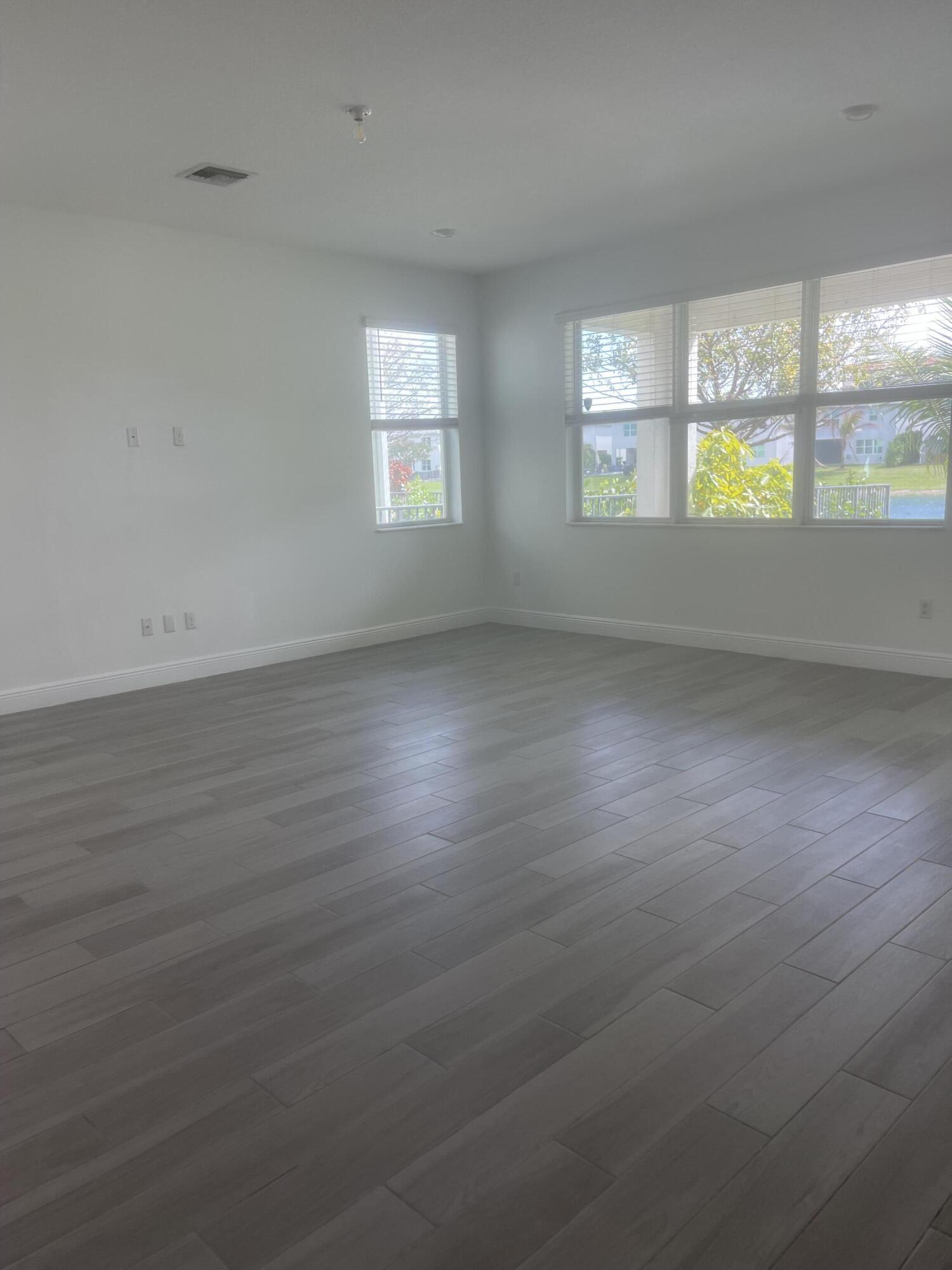 CRYSTAL LAKE 1ST SEC - Residential Lease