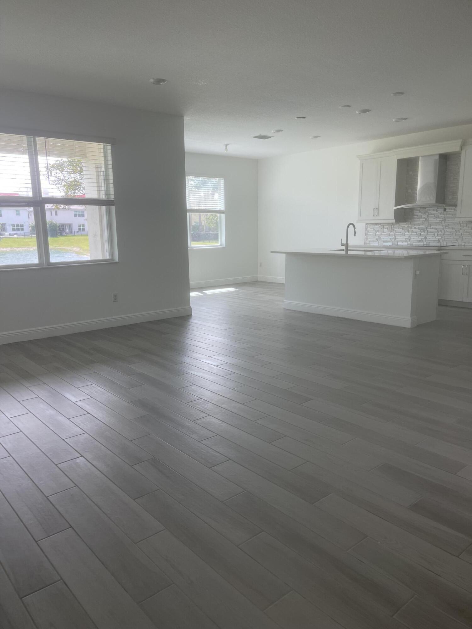 CRYSTAL LAKE 1ST SEC - Residential Lease