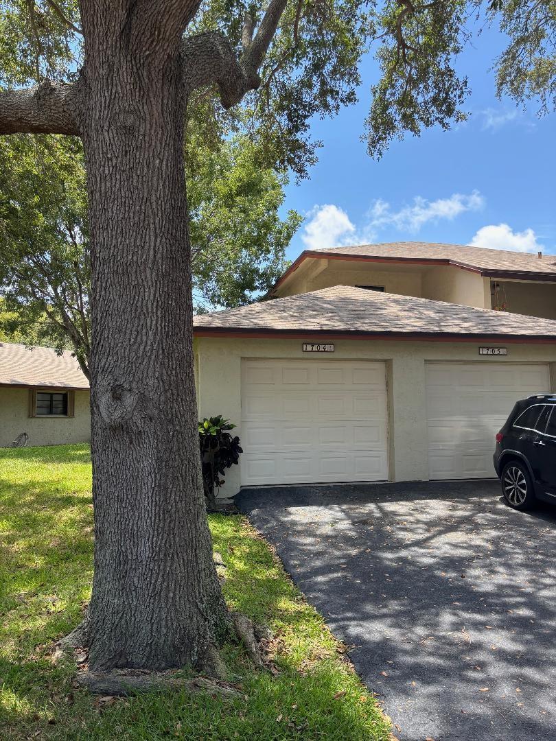 2 BEDROOM, 2 BATHROOM CORNER VILLA WITH ATTACHED GARAGE..*FRESHLY PAINTED AND CLEANED** NICE COMMUNITY POOL, TENNIS/PICKLEBALL COURT AND CLUB ROOM. ****LOCATION*** JUST WEST OF FEDERAL HIGHWAY WITH EASY ACCESS TO THE BEACH, RESTAURANTS AND SHOPPING. SPACIOUS KITCHEN. FULL SIZE WASHER AND DRYER.. WATER/TRASH INCLUDED.
