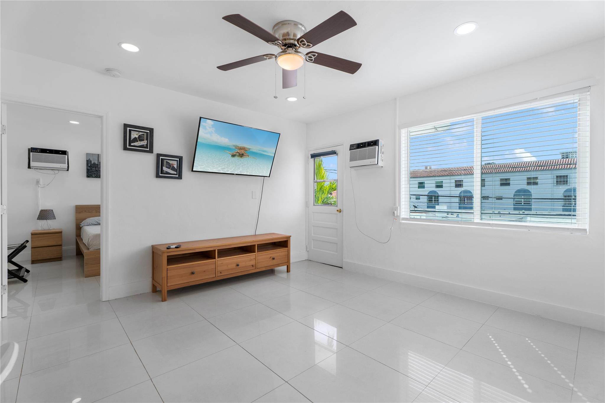 Hollywood Beach 1-27 B - Residential Lease