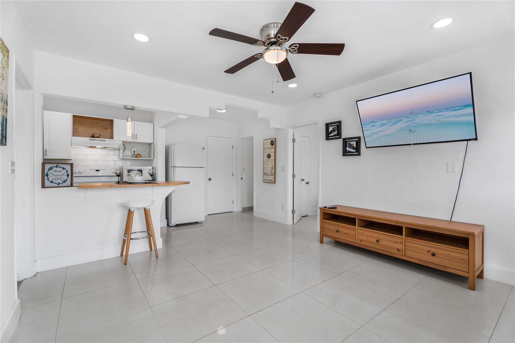 Hollywood Beach 1-27 B - Residential Lease