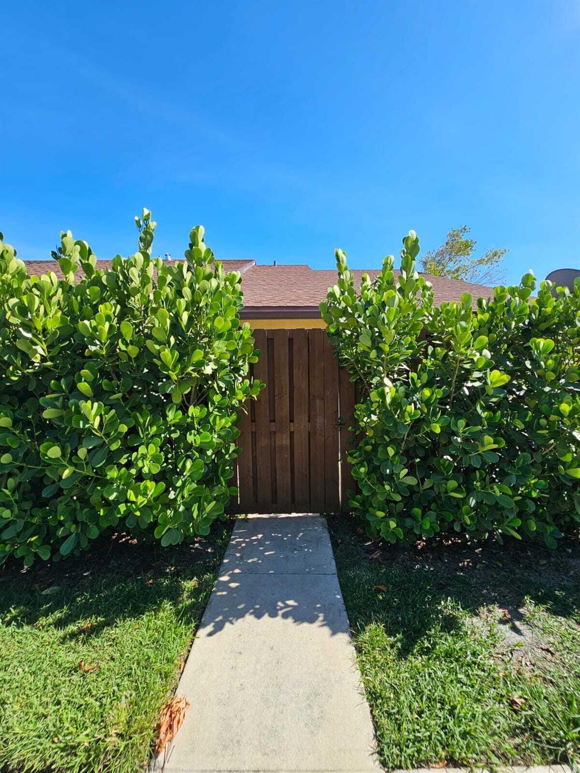 Beautiful villa in Palm Sprigs!!!!!New dishwasher, Refrigerator, Roof.A/C about 3 years old w/ infrared light that eliminates bacteria and allergies. W.H. about 3 years old as well.Great for first time or investor, close to everything, Restaurants, Shopping Plazas, Malls, Highways, Hospitals, Beaches and more.