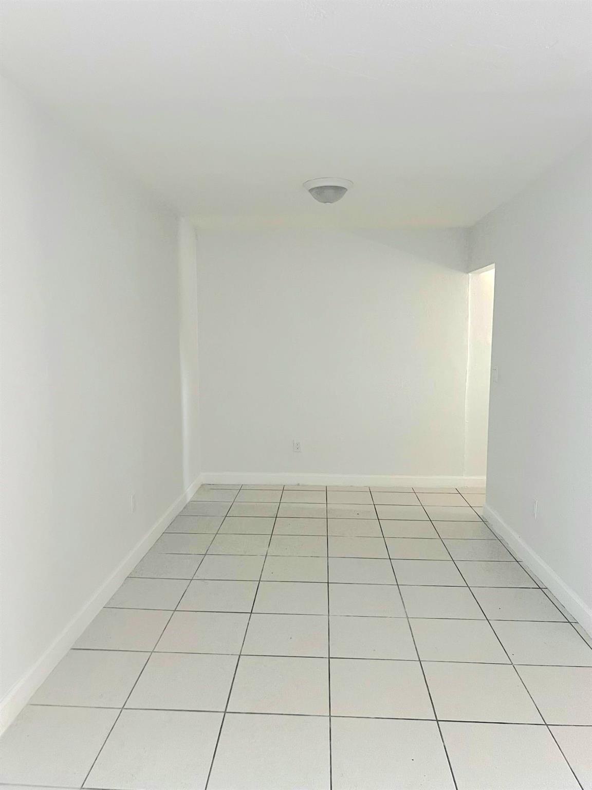 ENJOY THIS APARTMENT WITH 1 BEDROOM + 1 FULL BATHBATHROOM, TOTALY PAINTED, NEW KITCHEN COUNTERTOP KITCHEN CABINETS, LARGE FAMILY ROOM AND DINNING AREA, GATED COMMUNITY, VERY GOOD LOCATION, EASY TO SHOW.