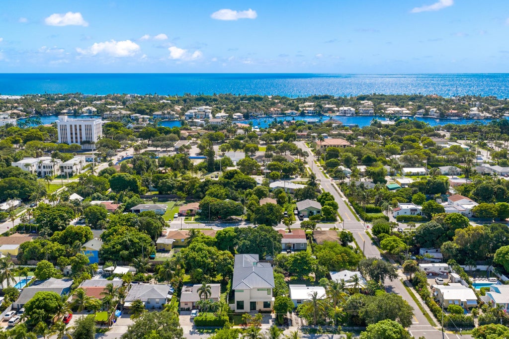 Photo of 827 SE 2nd Avenue, Delray Beach, FL 33483 (MLS # B26071658)