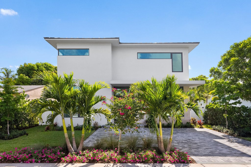 Photo of 827 SE 2nd Avenue, Delray Beach, FL 33483 (MLS # B26071658)