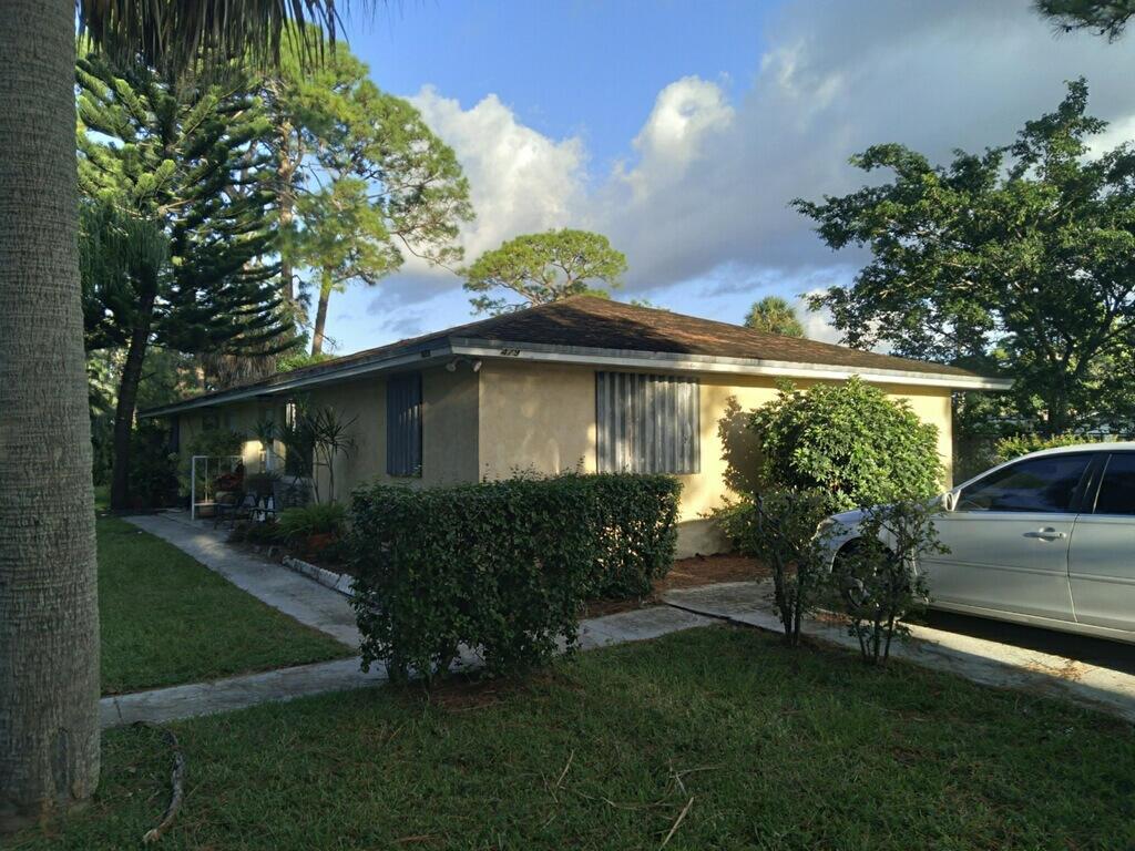 This one won't be on the market long!! A Duplex, 2/1 on each side and had the same renters for over 10 years!! Perfect for someone starting in the rental business. Proof of funds in full to be able to tour.