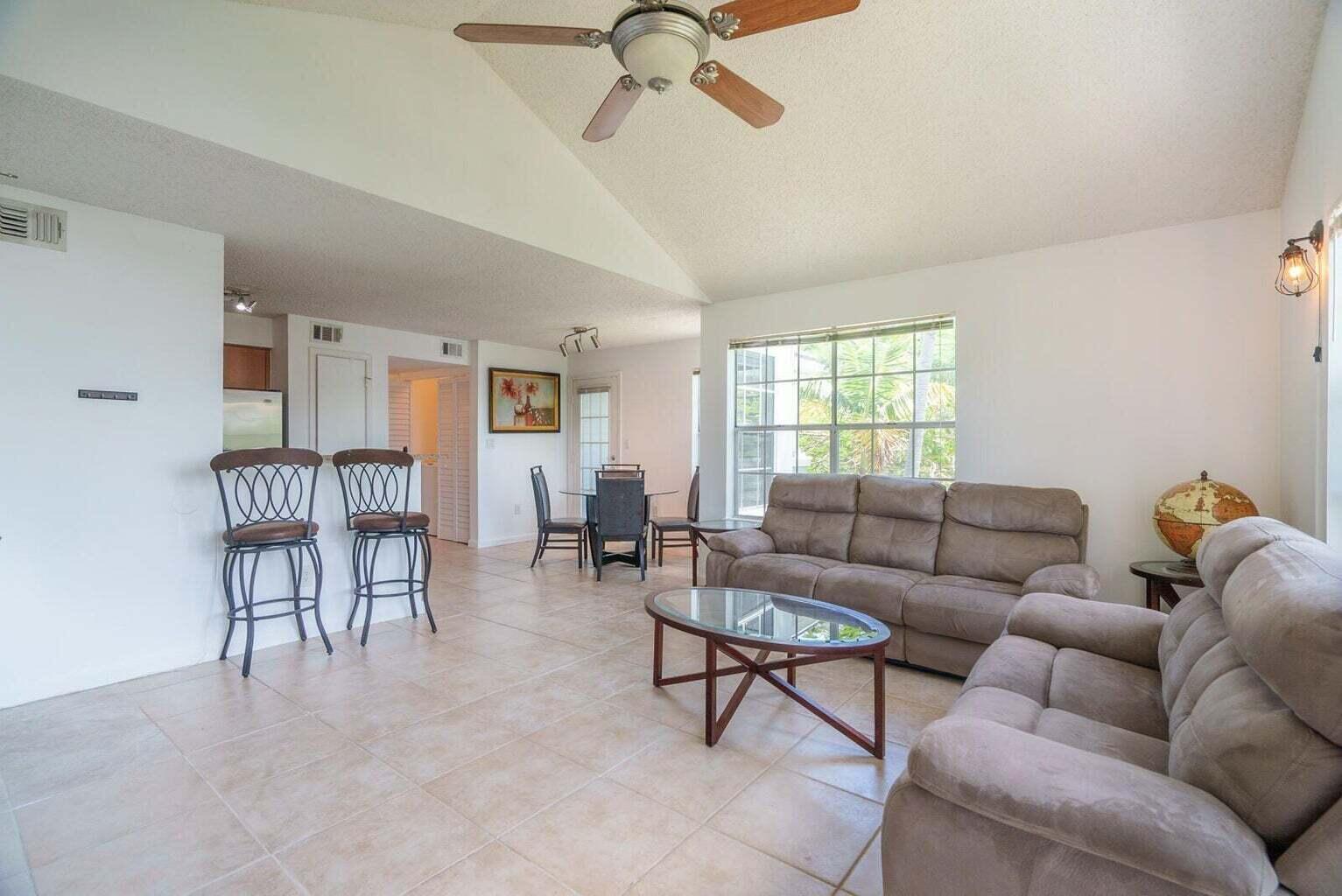 1050 Crystal Way P, Delray Beach, FL, 33444/$299,000 2 1050 Crystal Way P