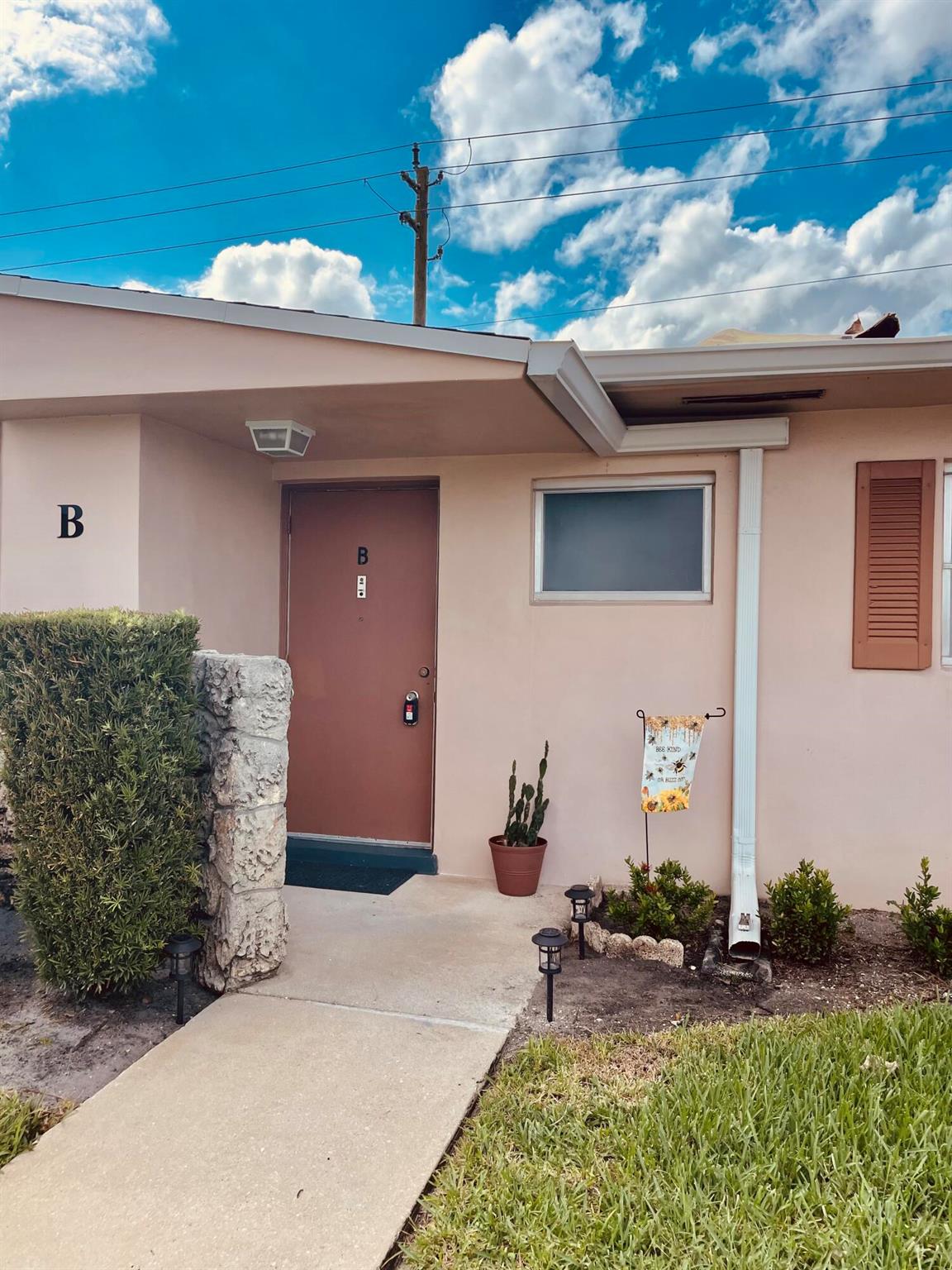 BE THE FIRST TO LIVE IN THIS NEWLY RENOVATED VILLA! 55+ . Beautifully updated. This unit is Walking Distance to the Pool and Clubhouse. In a 55+ community. 1ST AND DEPOSIT ONLY FOR MOVE IN.