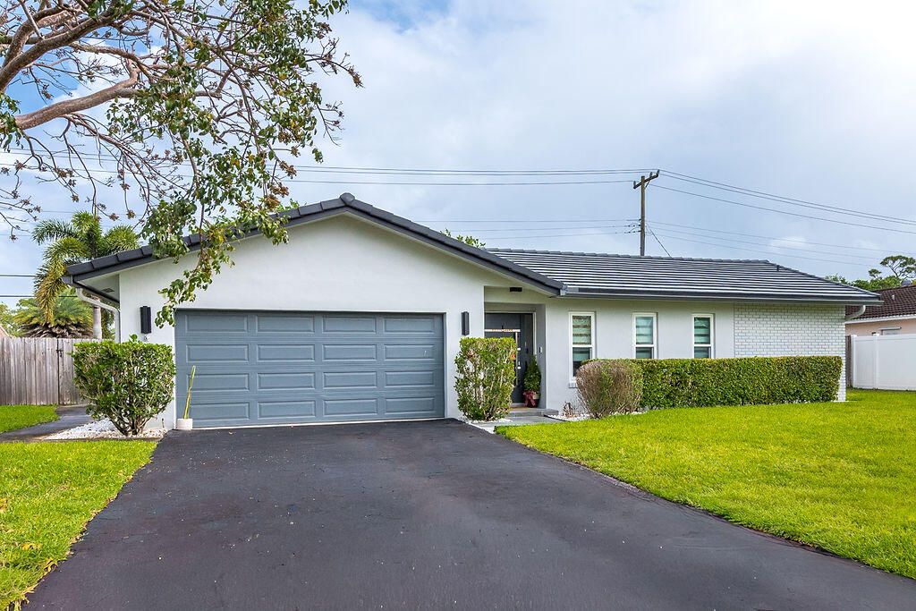 Photo of 115 St Cloud Lane, Boca Raton, FL 33431 (MLS # B26034891)
