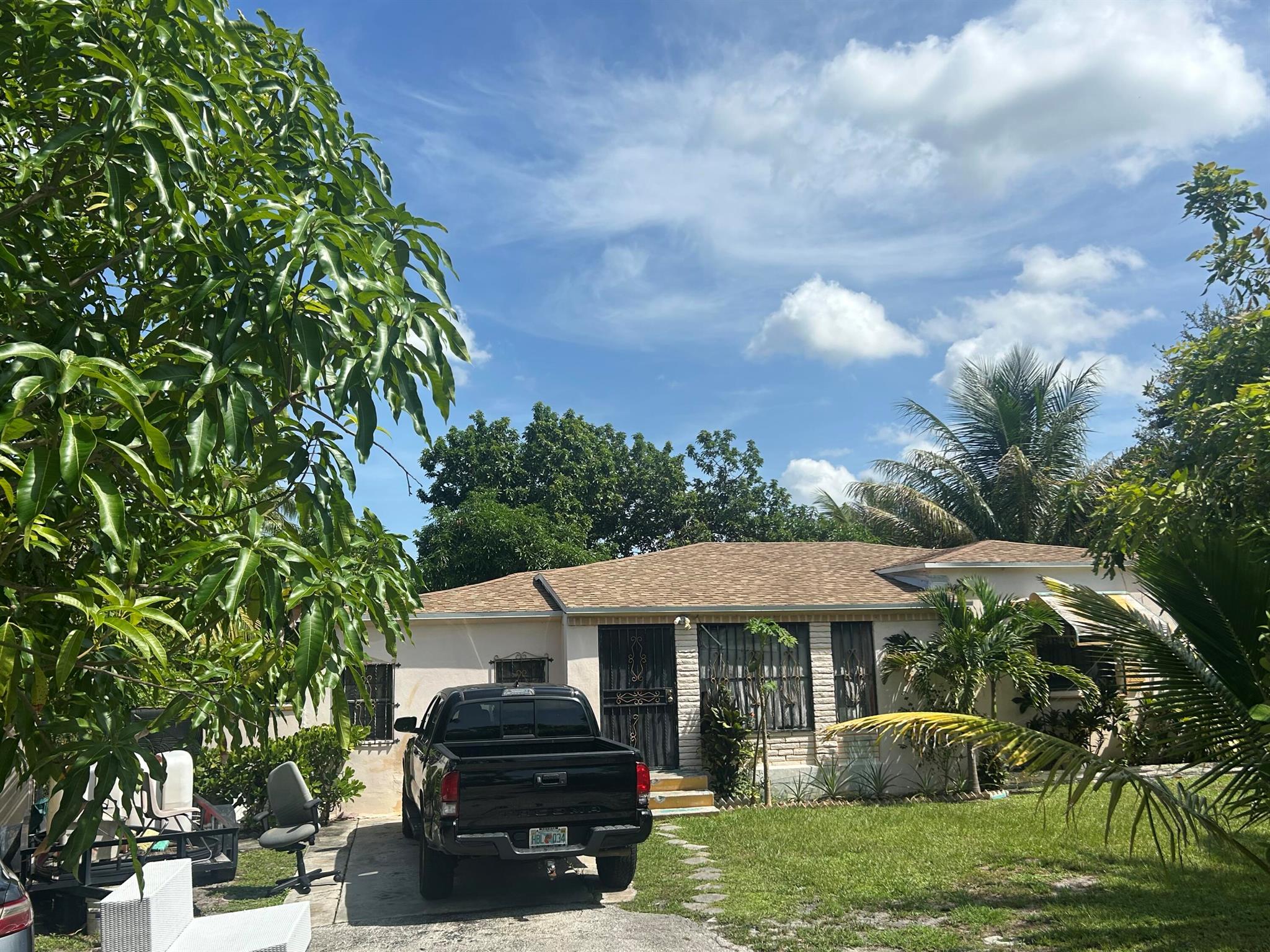 PRICED TO SELL: INVESTOR SPECIAL. HOME NEEDS SOME TLC BUT IS IN LIVABLE CONDITIONS. NEW ROOF. GREAT LOCATION, LOCATION, LOCATION. LOTS OF LAND...LOTS OF LAND, LAND, LAND,. CALL Us Today!