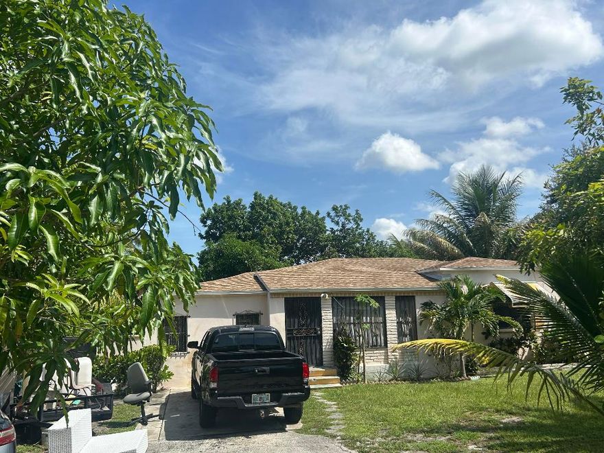 PRICED TO SELL: INVESTOR SPECIAL. 
HOME IS IN GREAT CONDITION, JUST NEED TENDER LOVING CARE. 

NEW ROOF.

 GREAT LOCATION, LOCATION, LOCATION. 

LOTS OF LAND...LOTS OF LAND, LAND, LAND,
. CALL Us Today!