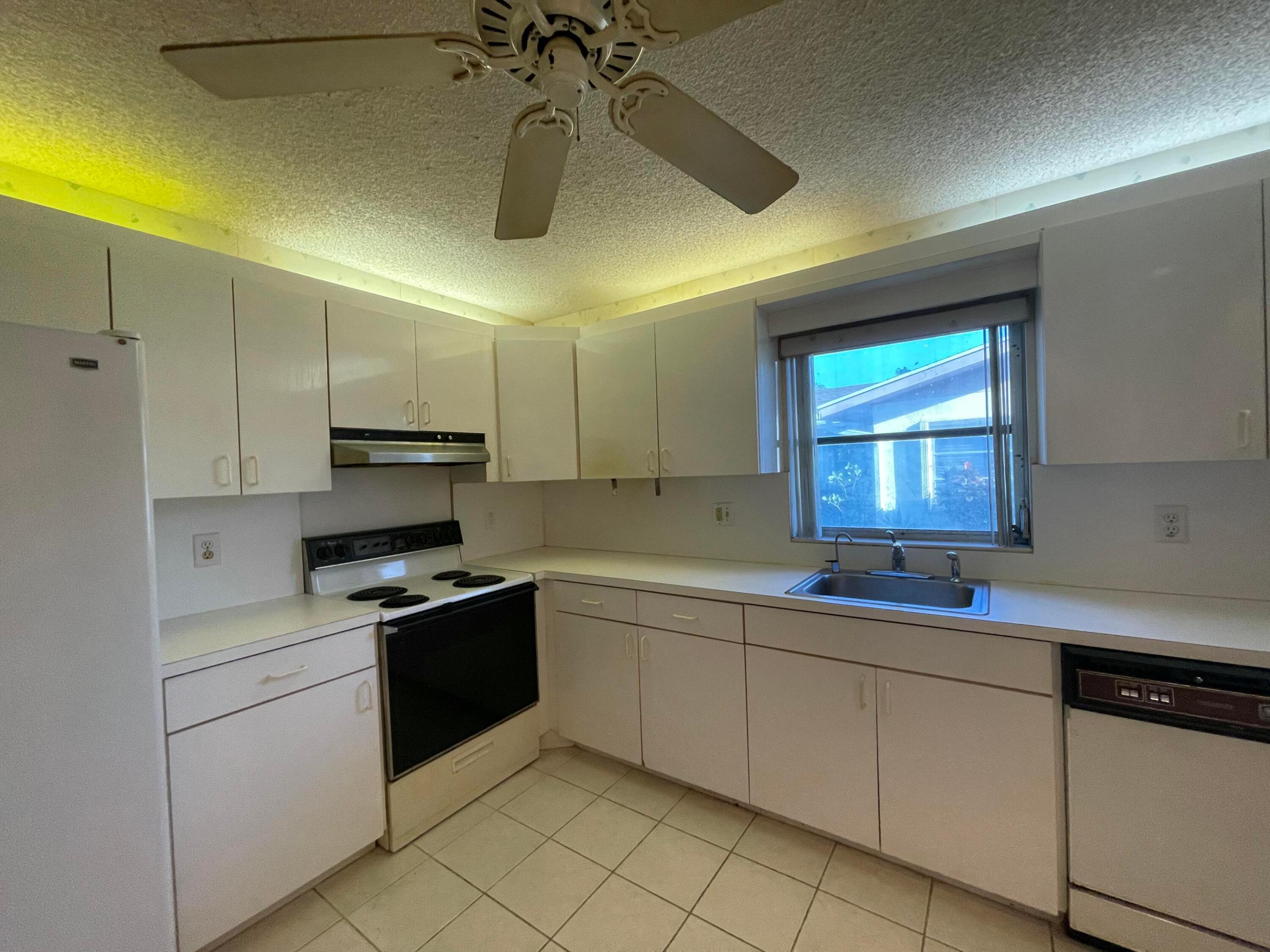 DELRAY VILLAS 5 - Residential