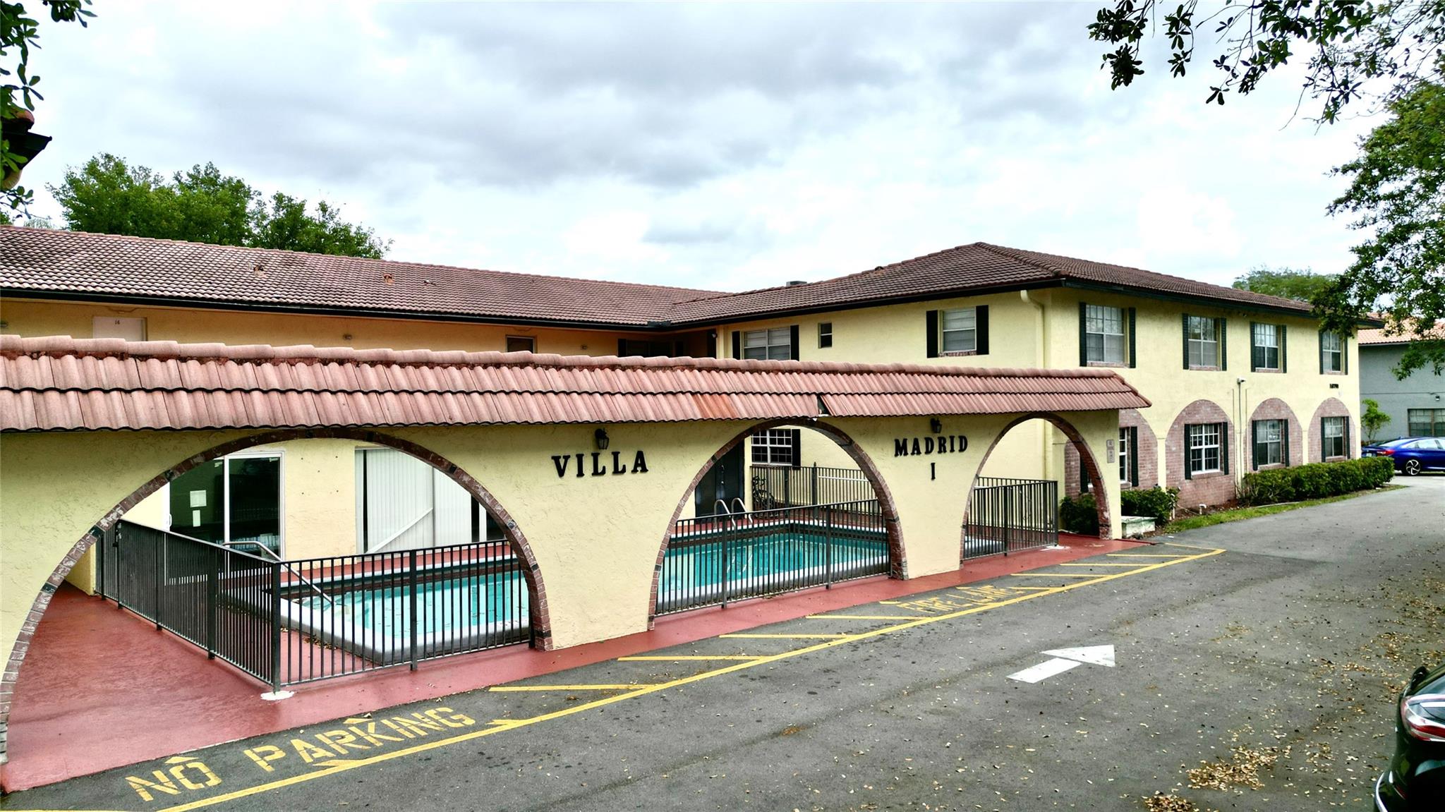 This Lovely and Spacious 2 Bedroom 2 Bathroom condo is the perfect fit for those seeking a relaxed lifestyle. This beautiful condo unit is located in the desirable city of Coral Spring and features a community pool and is centrally located close to many restaurants, major highways, and part of an excellent School District. Experience the perfect mix of comfort and style in this charming unit. Enjoy a spacious open concept living and dining area with a split floor plan that offers privacy. This unit is priced to sell quickly, so don’t miss out!!!