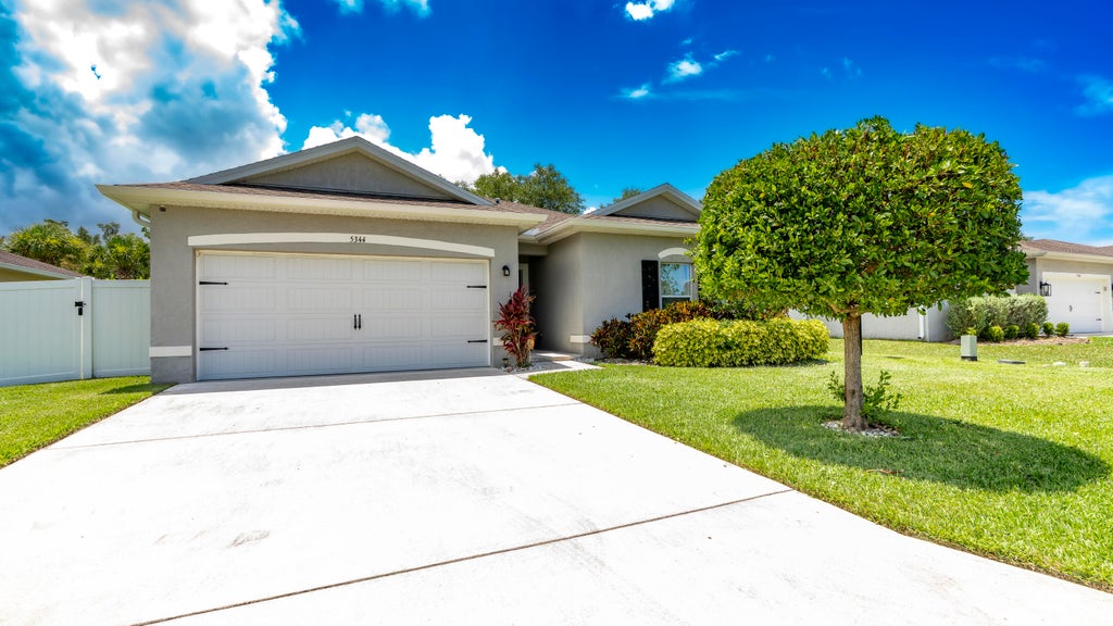 Photo of 5344 Oakland Lake Circle, Fort Pierce, FL 34951 (MLS # B26050689)