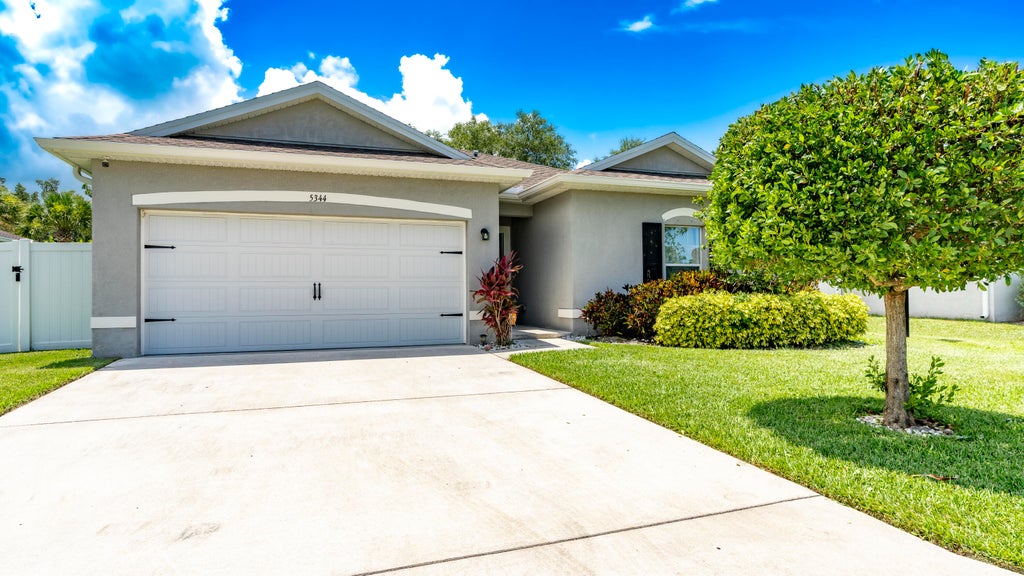 Photo of 5344 Oakland Lake Circle, Fort Pierce, FL 34951 (MLS # B26050689)
