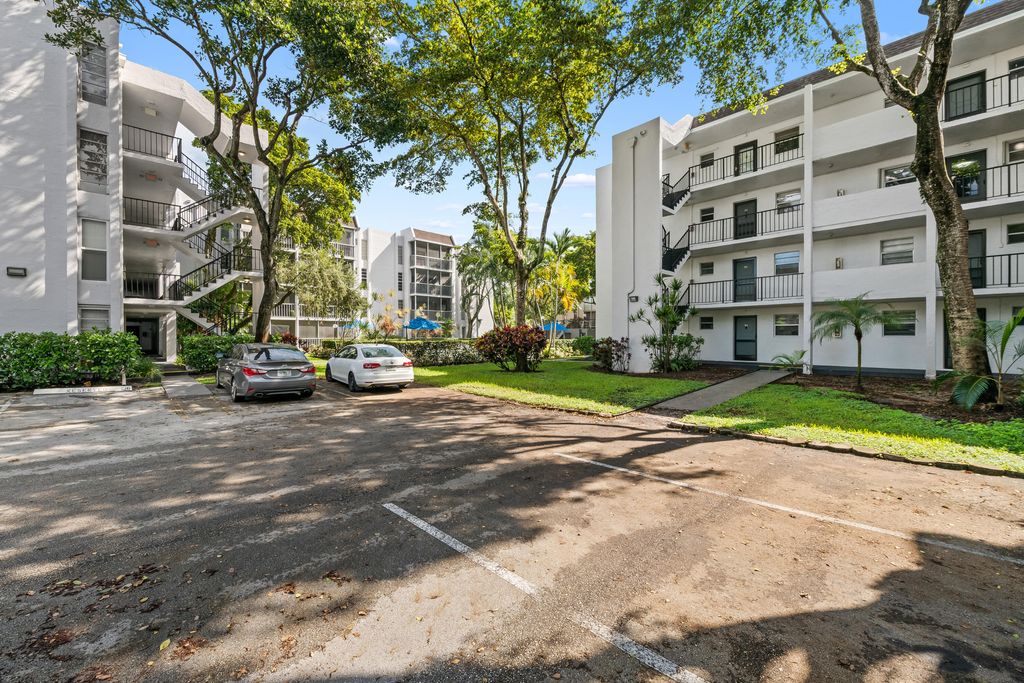 Photo of 471 N Pine Island Road #302d, Plantation, FL 33324 (MLS # B26015966)