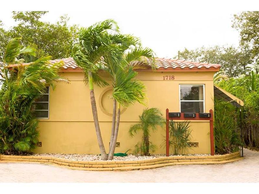 Lovely 1 Bedroom unit in Triplex East of US1 in Hollywood Lakes area, close to Golf Course. Great Location bike ride from the Beach. Cozy Corner unit with Terrazzo floors. Pet is Wellcome with non refundable $150.00 Deposit.Parking in front.