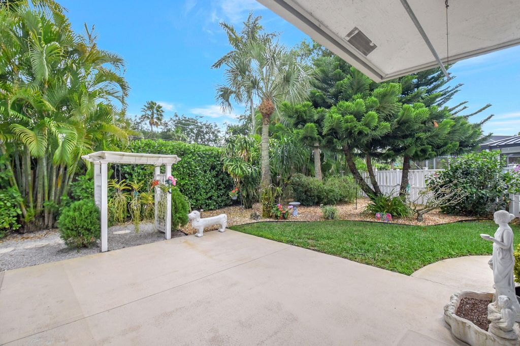 Photo of 1325 E Barwick Ranch Circle, Delray Beach, FL 33445 (MLS # R11079056)