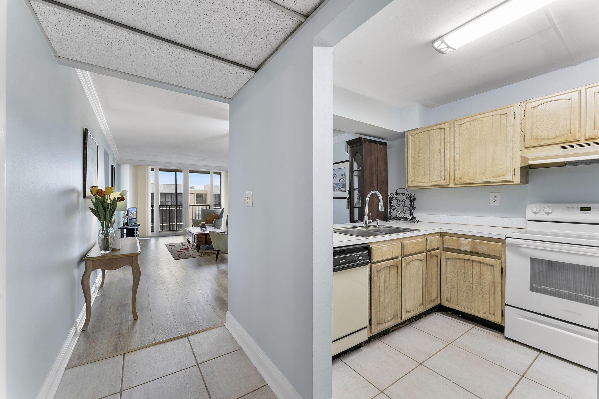 View photos, virtual tours, details... 8 Royal Palm Way 6040