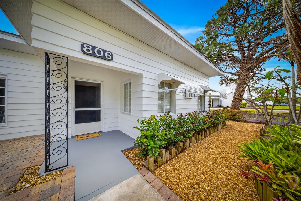 Photo of 806 S 7th Street, Fort Pierce, FL 34950 (MLS # B26024390)