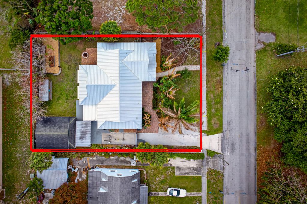 Photo of 806 S 7th Street, Fort Pierce, FL 34950 (MLS # B26024390)