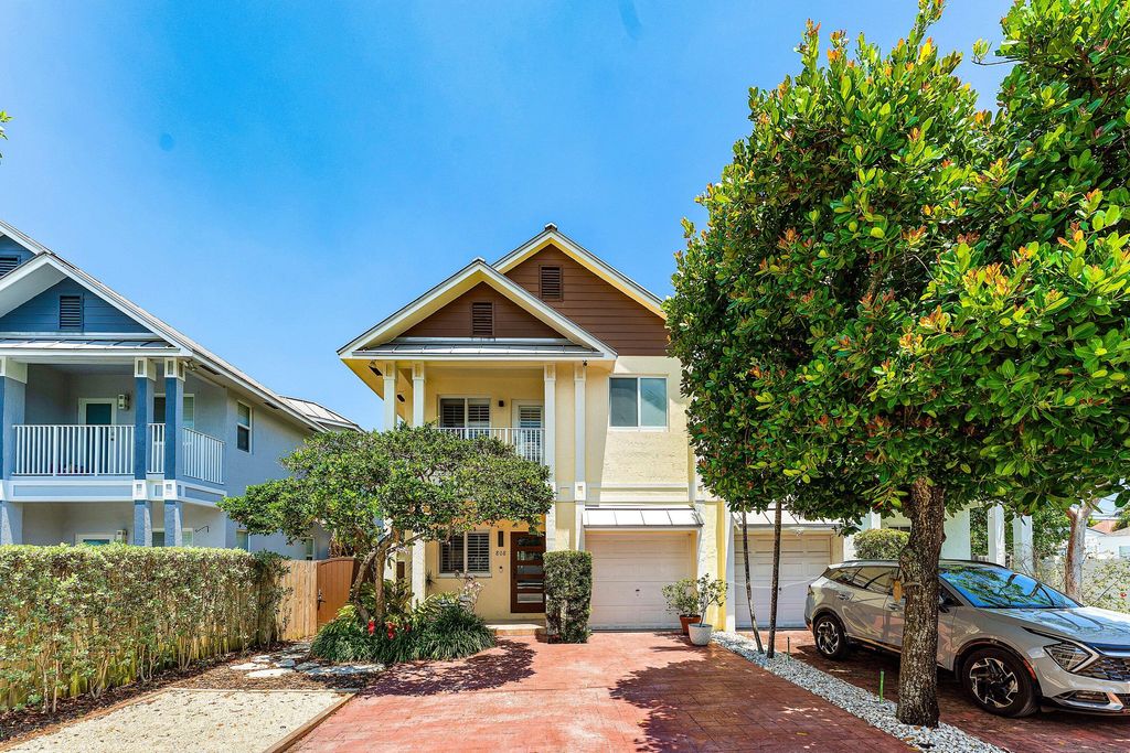 Photo of 808 SW 7th Avenue, Fort Lauderdale, FL 33315 (MLS # B26030085)
