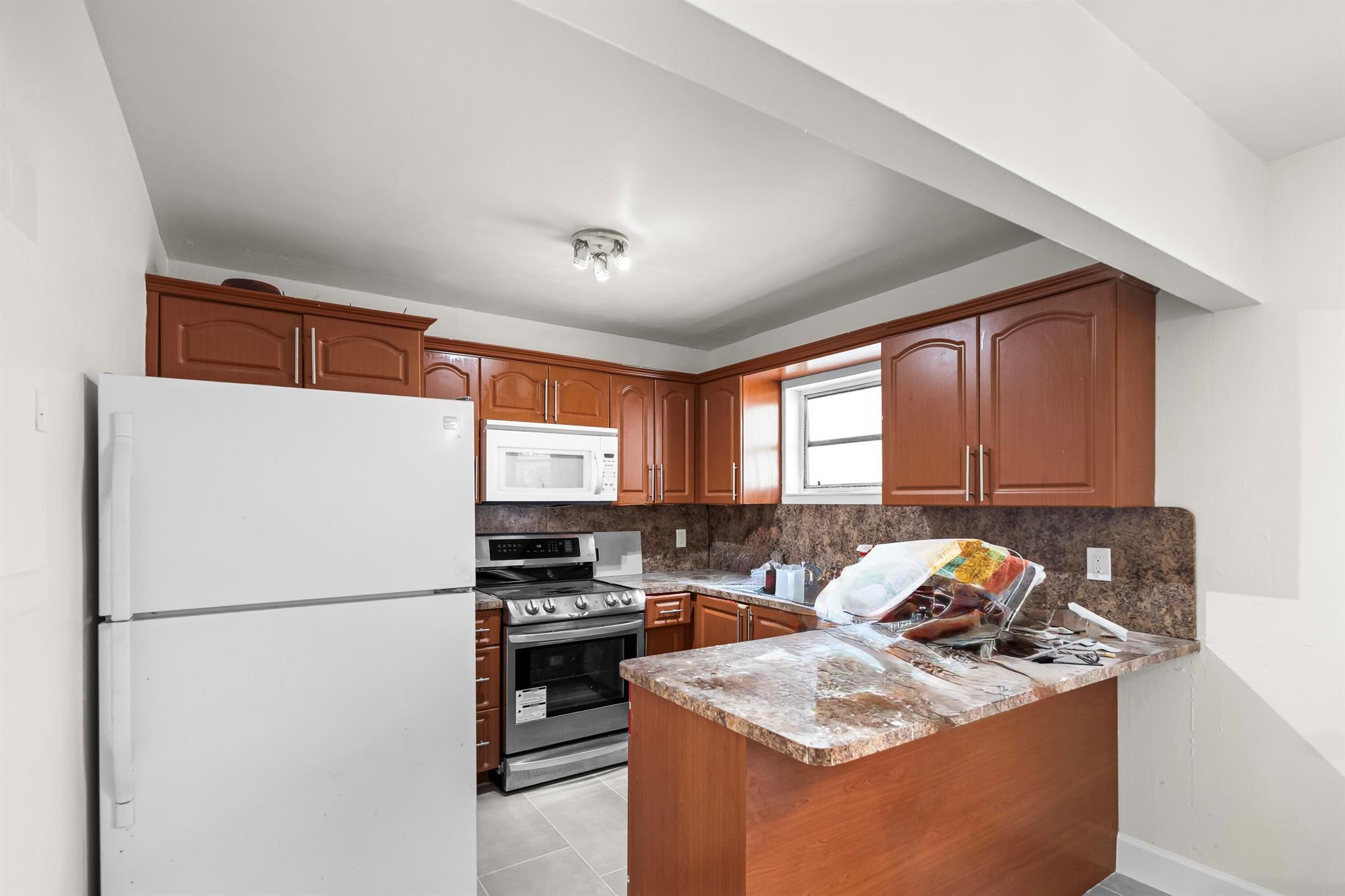 AMD PLAT VENICE HEIGHTS - Residential Lease