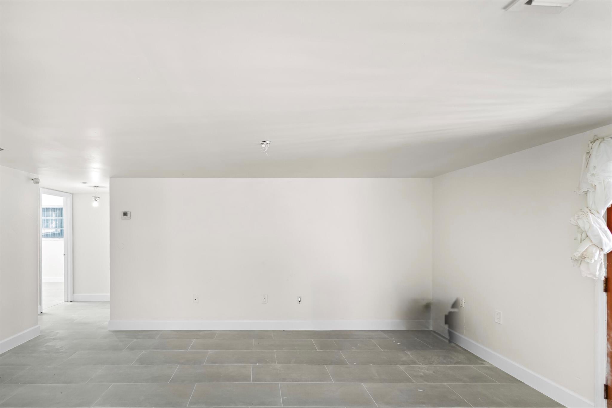 AMD PLAT VENICE HEIGHTS - Residential Lease