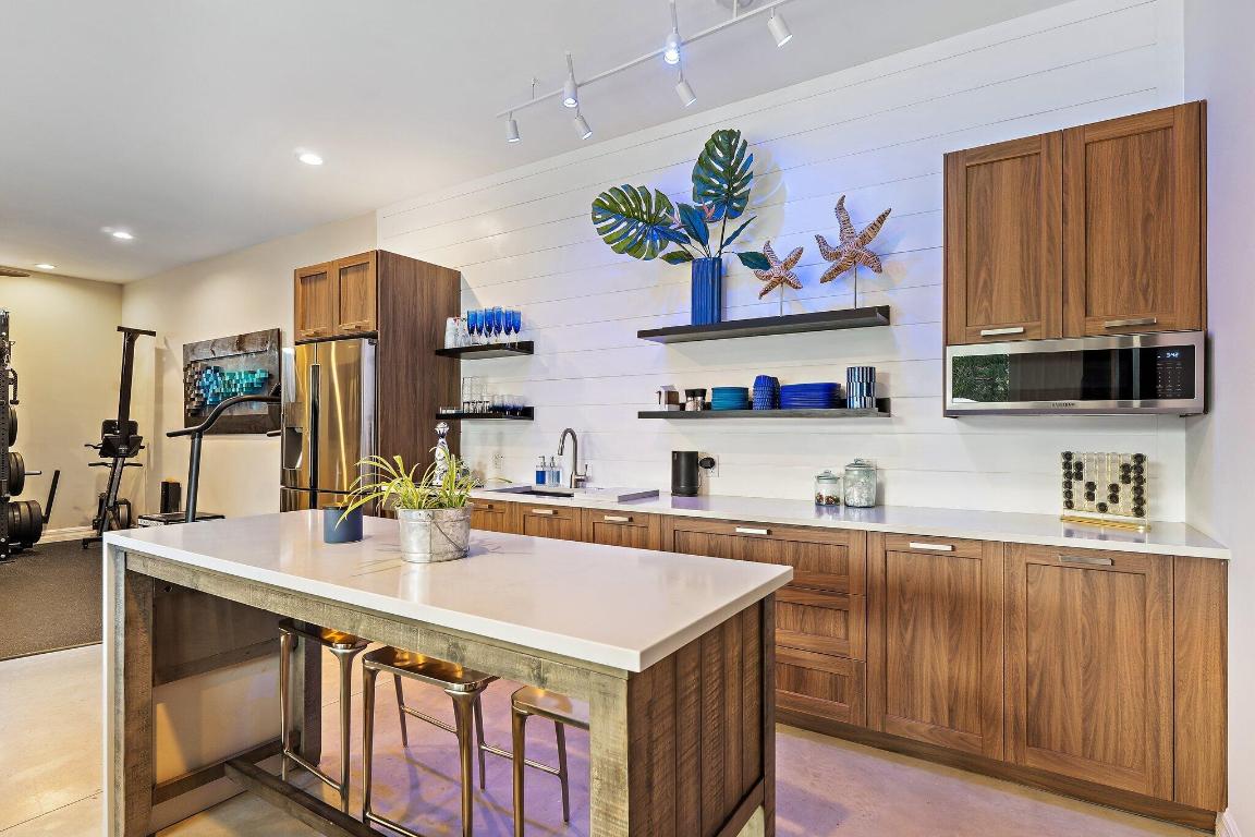 SHORES POINTE - Residential