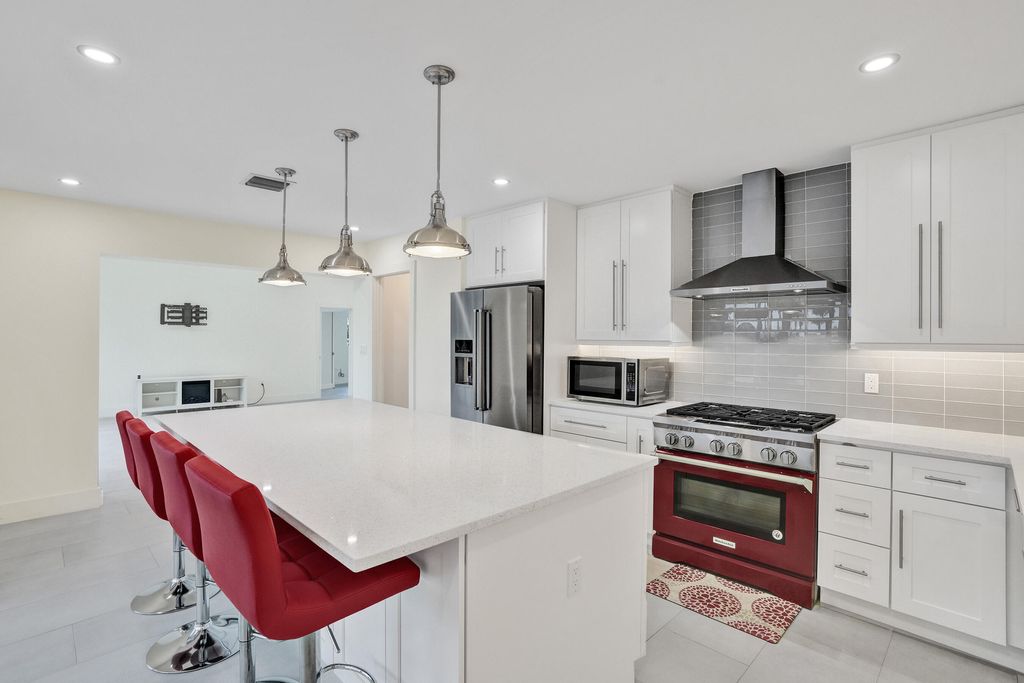 Photo of 320 SE 5th Avenue, Pompano Beach, FL 33060 (MLS # B26022665)