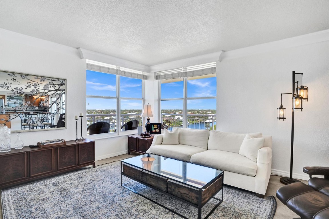 1051 Hillsboro Mile 809E