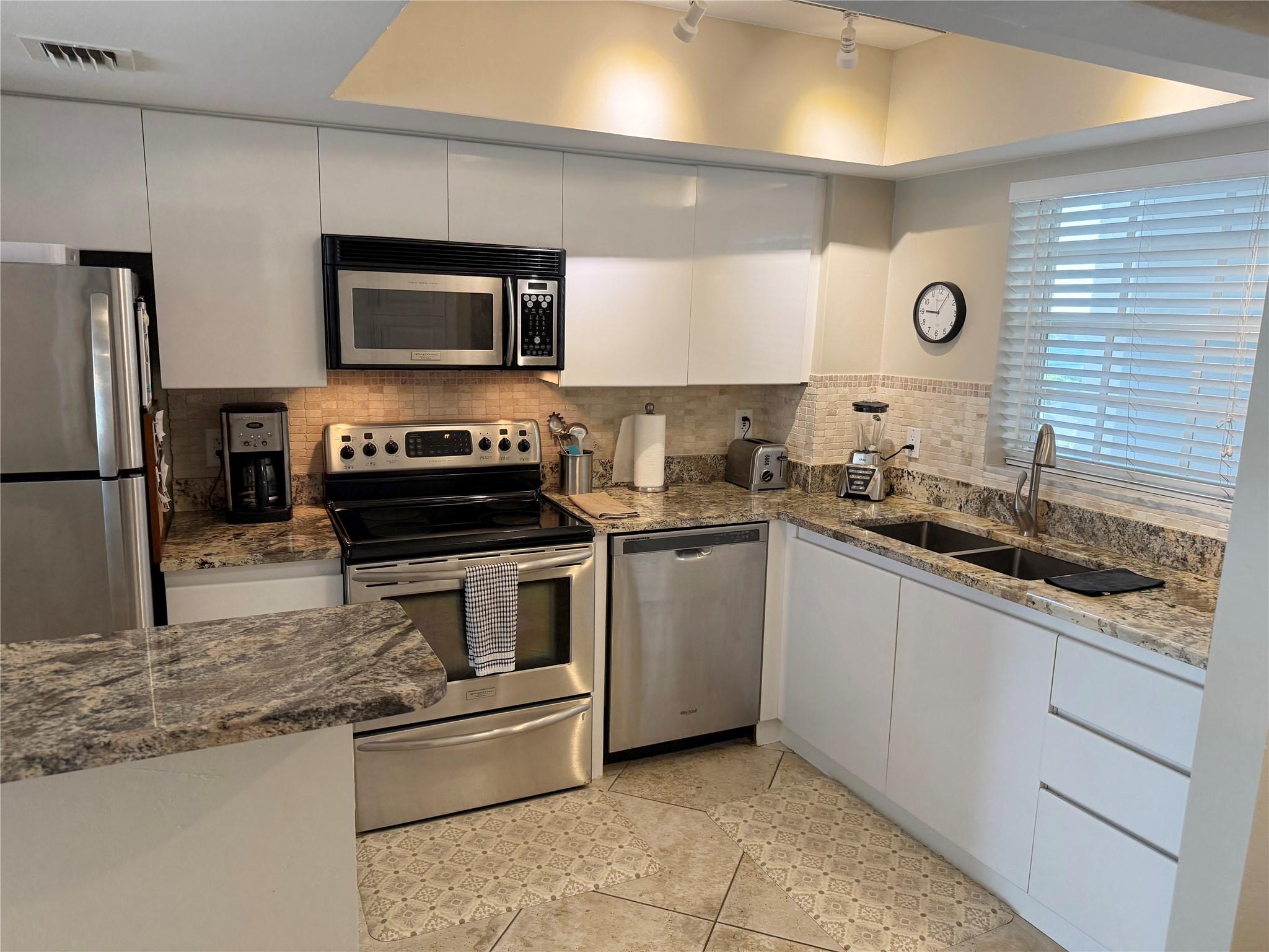 Pompano Yacht & Beach Clu - Residential Lease
