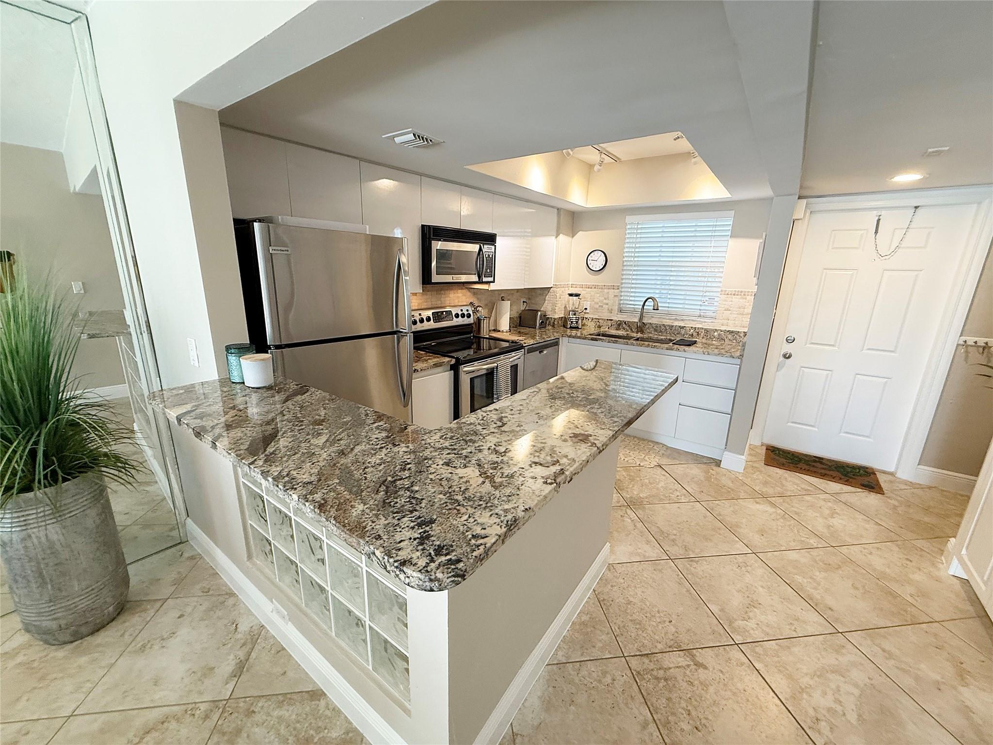 Pompano Yacht & Beach Clu - Residential Lease
