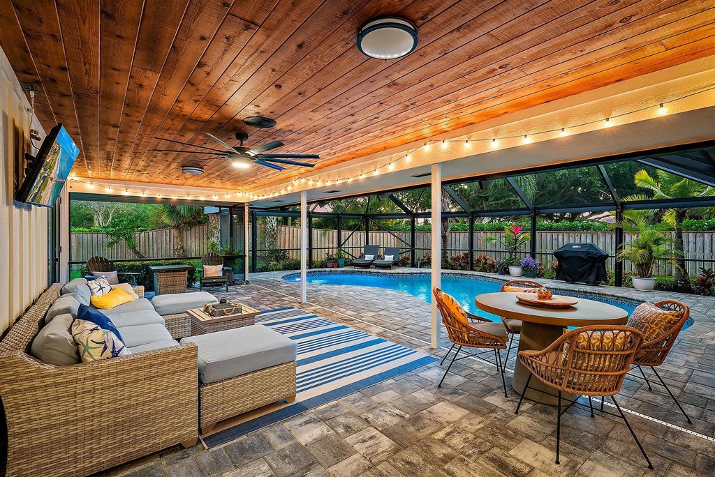 Photo of 4 Wycliff Court, Palm Beach Gardens, FL 33418 (MLS # R10984052)