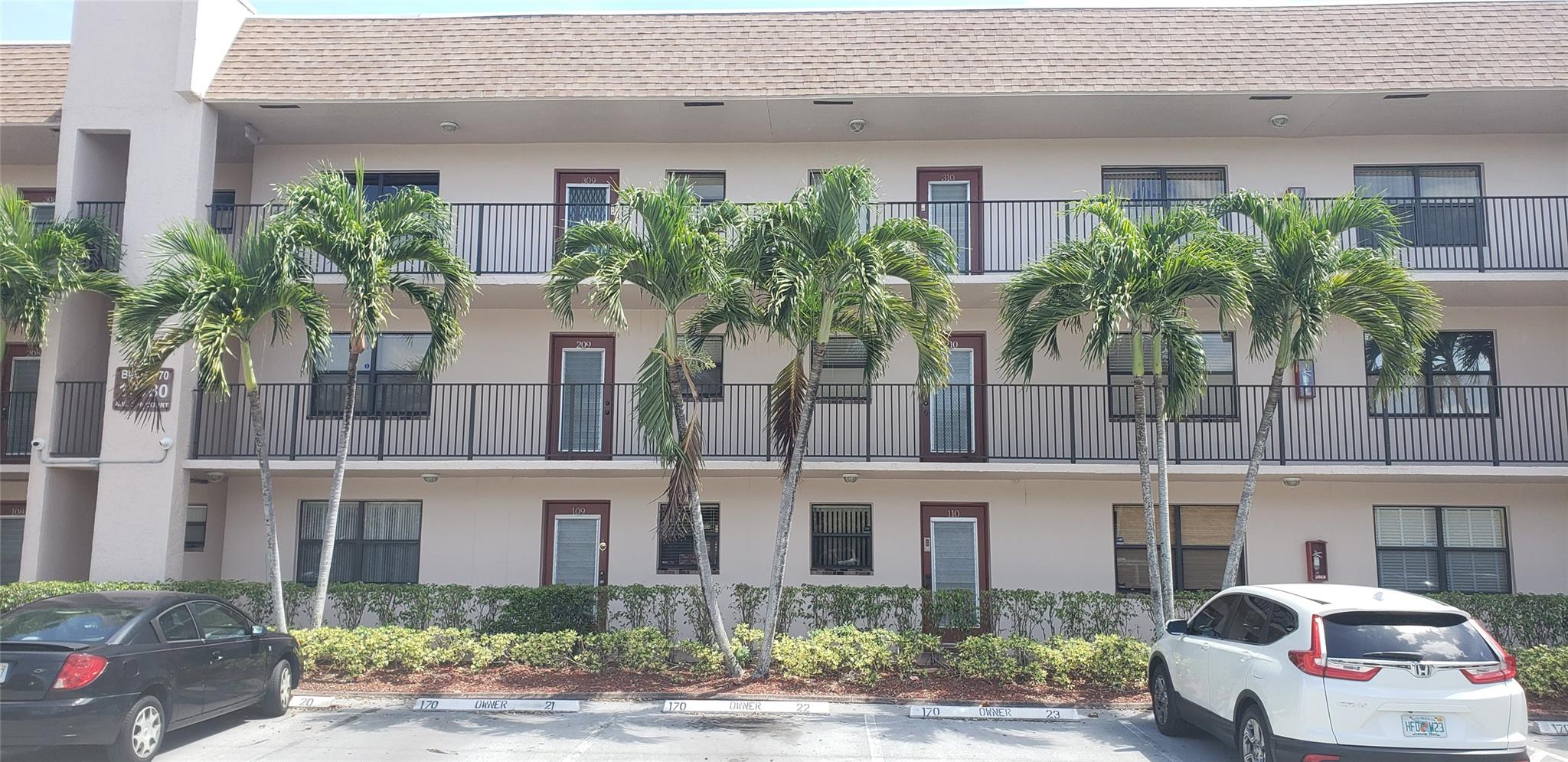 Super view from this cozy one bedroom waiting for your personal touch. Located in Sunrise Lakes Phase 4 on the first floor with washer and dryer. Community has many amenities including 900+ seat theater with great shows and lots of activities. Beautiful main pool with lake view, gym, community room, games, tennis and much more. Requirements per assoc: 55 plus, 720 credit score, 35K annual income. Assoc. fee $455/Month and Rec lease $106.00. Assoc fee includes Cable TV and Internet