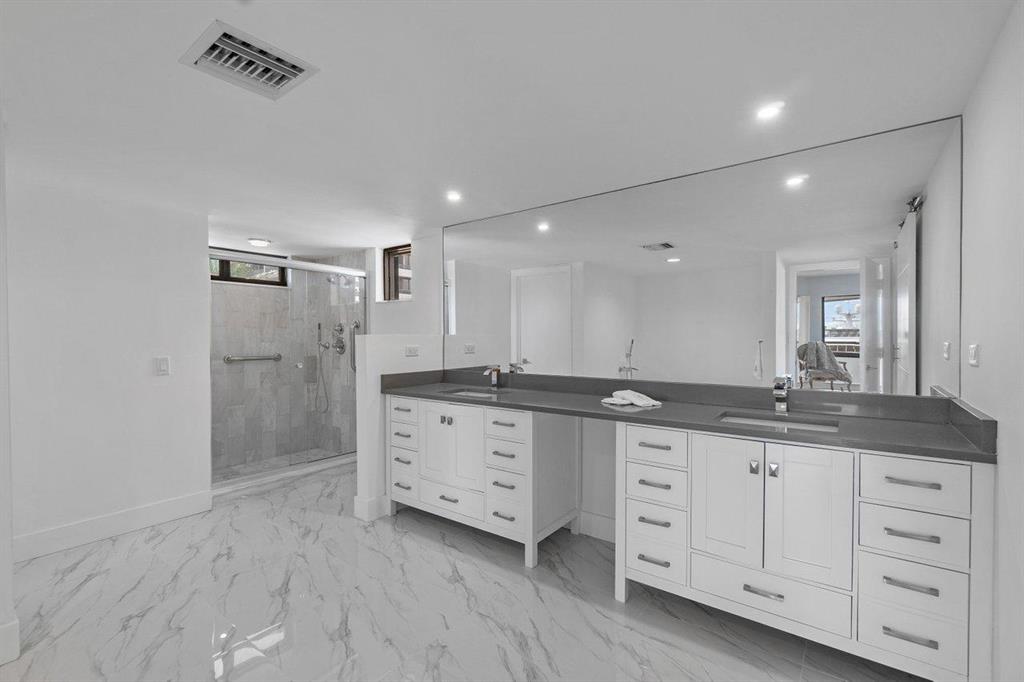 OLD PORT COVE LAKE POINT TOWER CONDO - Residential