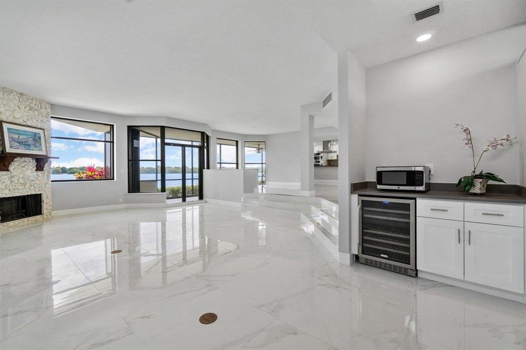 OLD PORT COVE LAKE POINT TOWER CONDO - Residential