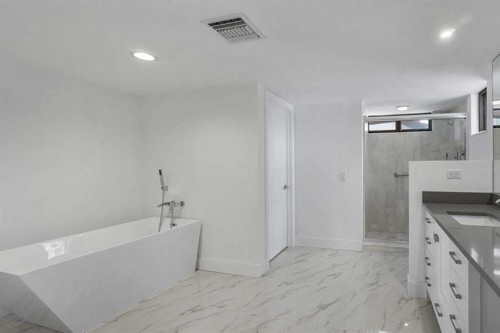 OLD PORT COVE LAKE POINT TOWER CONDO - Residential