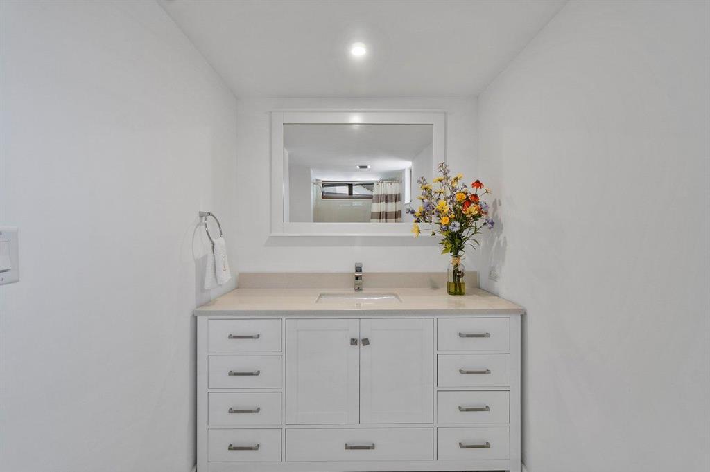 OLD PORT COVE LAKE POINT TOWER CONDO - Residential