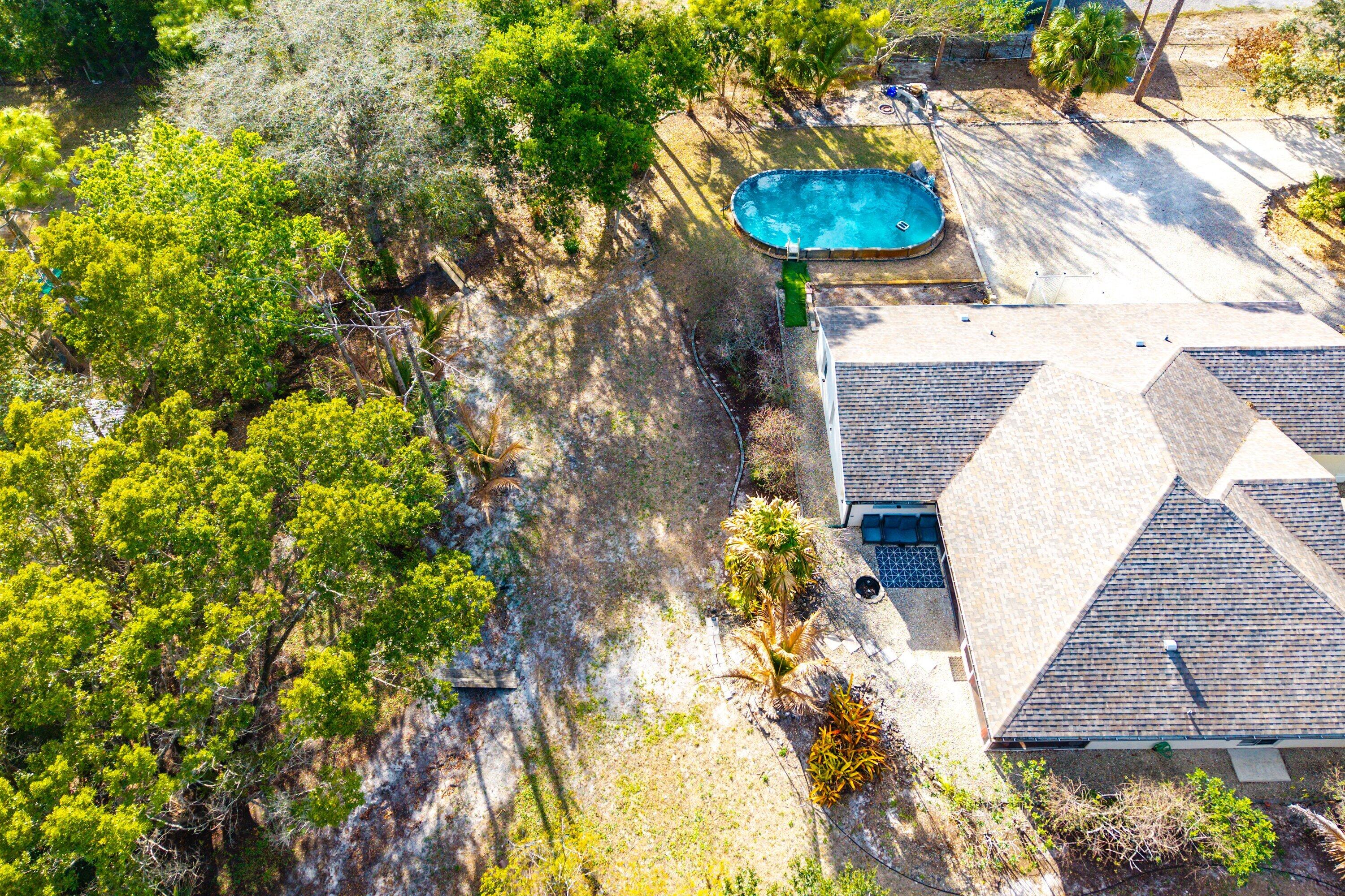 15-42-40~ W 208.7 FT OF E  656.1 FT OF N 245.2 FT - Residential